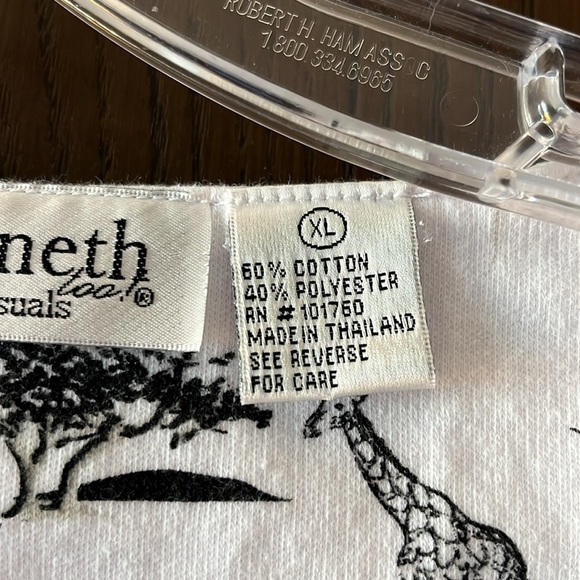 Keneth too! Vintage 3/4 sleeved white top with giraffes. Size XL - Picture 3 of 9